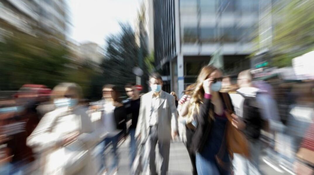 Περαστικοί σε διάβαση