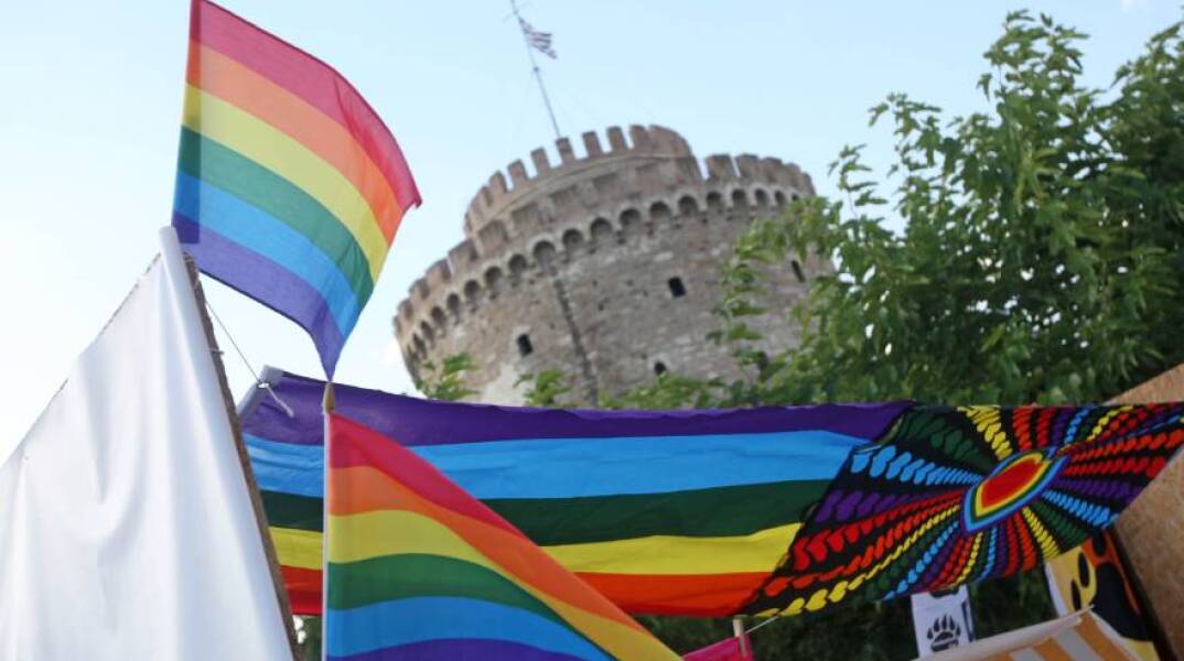Σημαίες Pride Μπροστά από τον Λευκό Πύργο στη Θεσσαλονίκη
