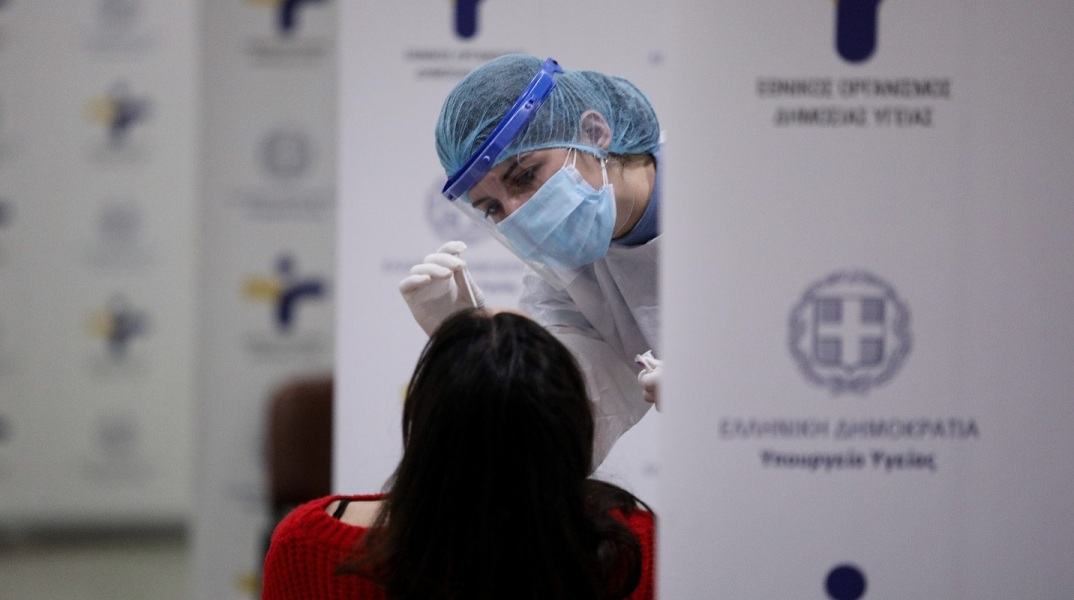 Νοσηλεύτρια πραγματοποεί rapid test σε γυναίκα