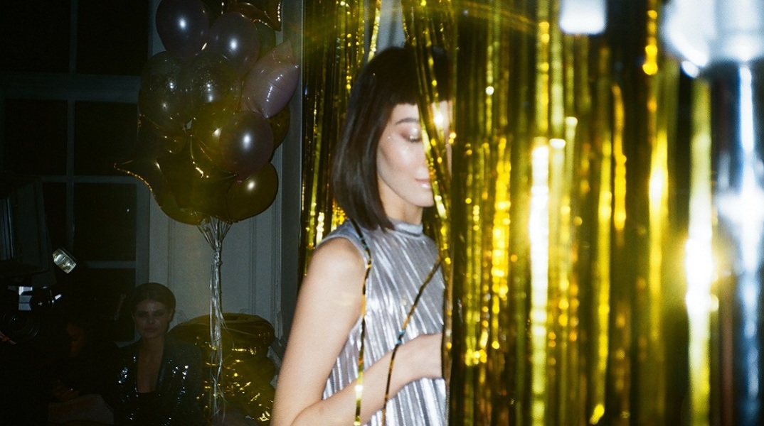 Ένα κορίτσι σε εορταστικό mood. 