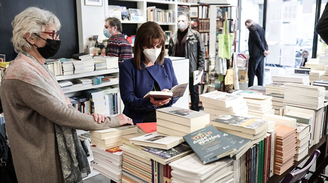 Η Κατερίνα Σακελλαροπούλου σε βιβλιοπωλείο στην Ακαδημίας παραμονή Χριστουγέννων