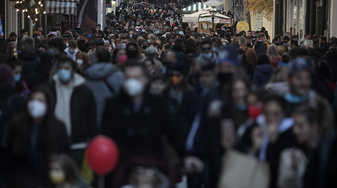 Πλήθος κόσμου στο κέντρο της Αθήνας 