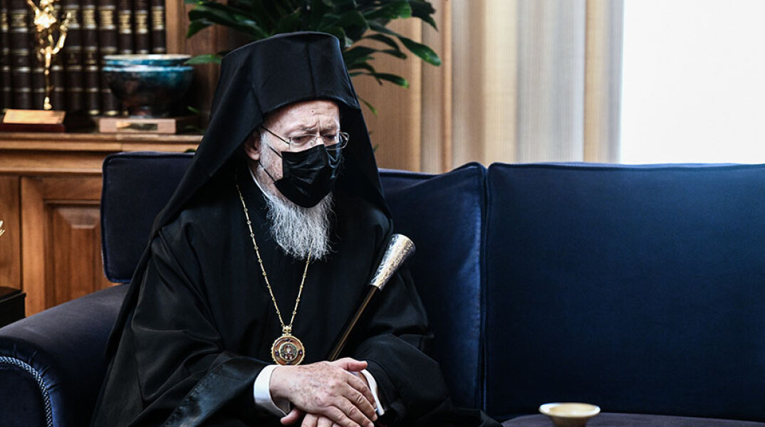 Ο Οικουμενικός Πατριάρχης Βαρθολομαίος με μάσκα για τον κορωνοϊό