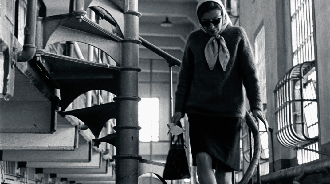 Η συγγραφέας Joan Didion στις φυλακές του Αλκατράζ που έκλεισαν το 1963
