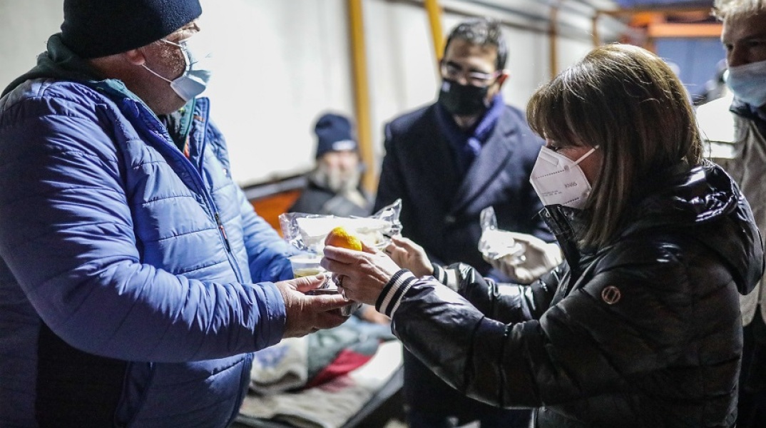 Η Κατερίνα Σακελλαροπούλου μοίρασε φαγητό σε άστεγους στον Πειραιά