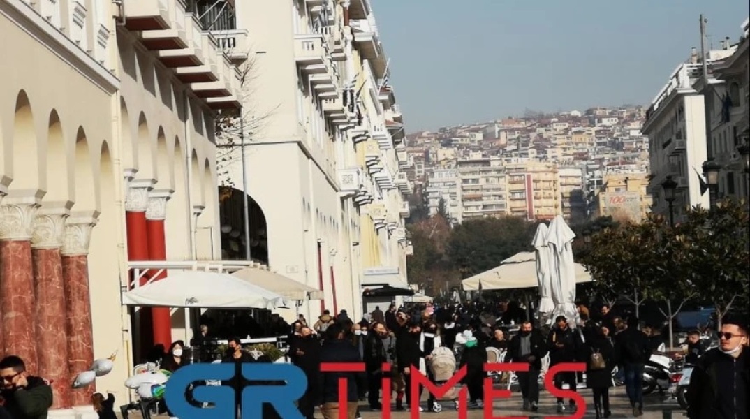 Στους δρόμους οι Θεσσαλονικείς ανήμερα των Χριστουγέννων