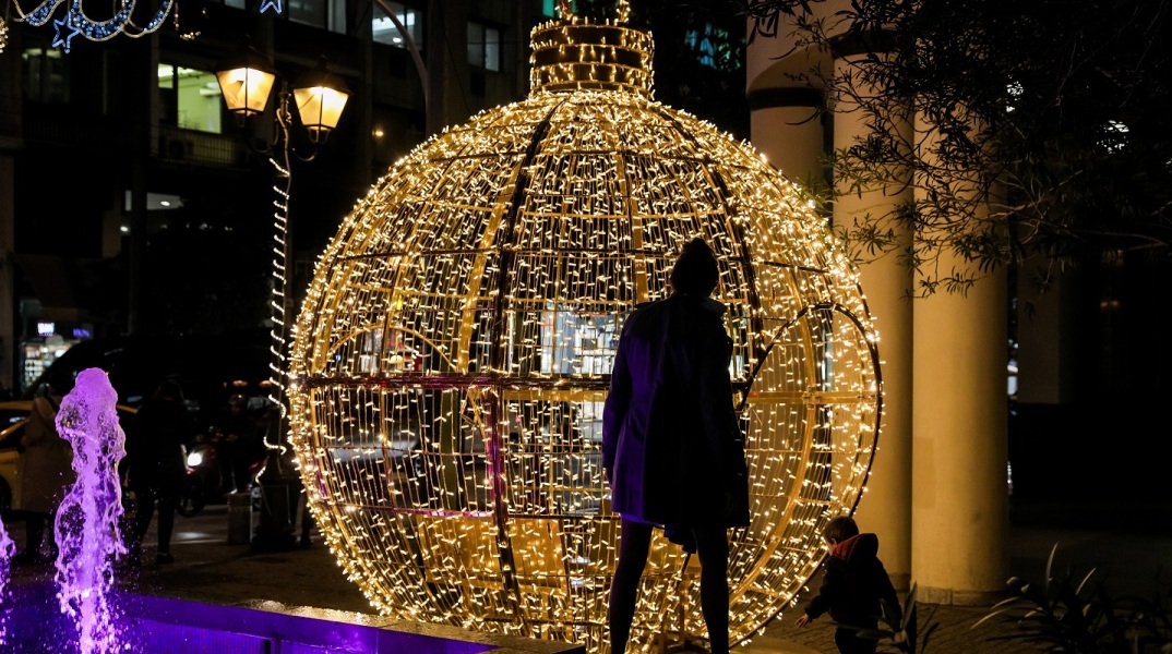Χριστουγεννιάτικος στολισμός στους δρόμους της Αθήνας