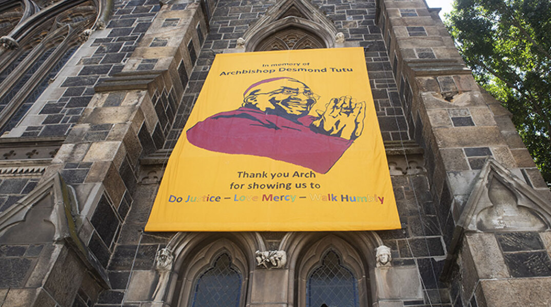 Η μορφή του αρχιεπισκόπου Ντέσμοντ Τούτου σε πανό έξω από τον καθεδρικό του Κέιπ Τάουν στη Νότια Αφρική