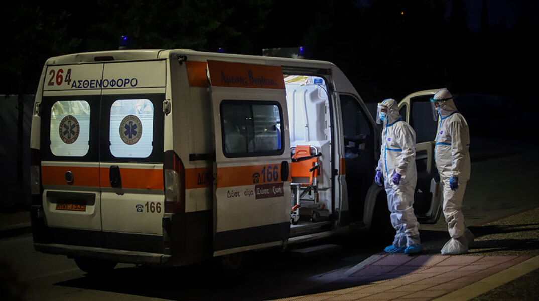 Ασθενοφόρο του ΕΚΑΒ για τη μεταφορά ασθενών με κορωνοϊό