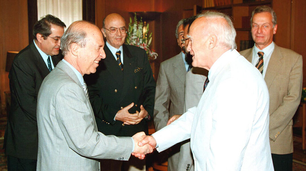 Κώστας Σημίτης και Κάρολος Παπούλιας σε συνάντηση στο Μέγαρο Μαξίμου τον Μάιο του 1999