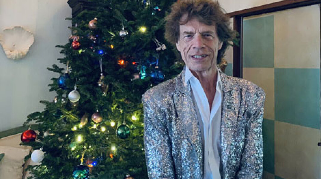 Ο Μικ Τζάγκερ μπροστά στο χριστουγεννιάτικο δέντρο