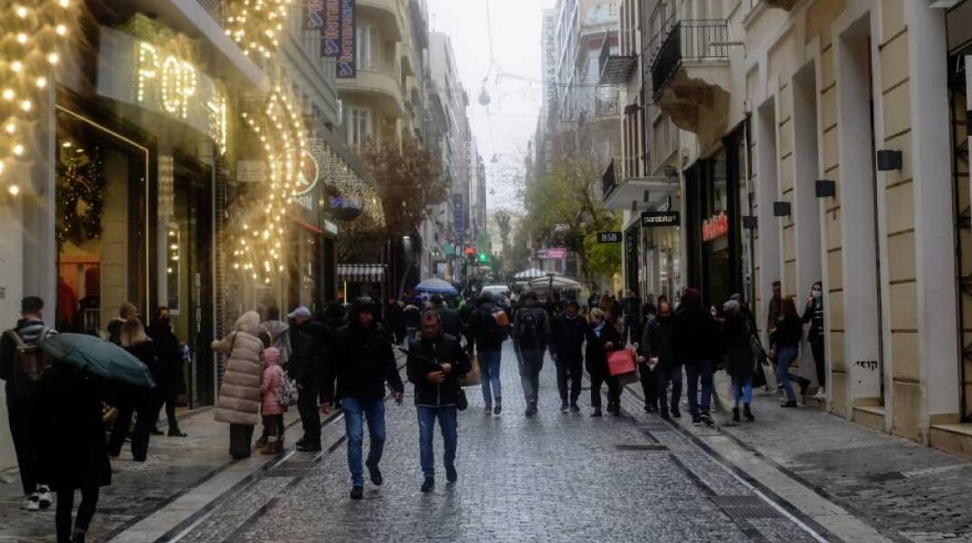 Κίνηση στον πεζόδρομο της οδού Ερμού