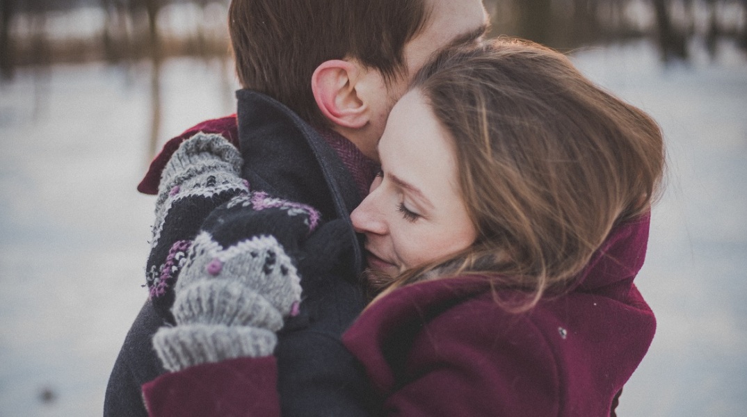 Ένα ζευγάρι αγκαλιάζεται.