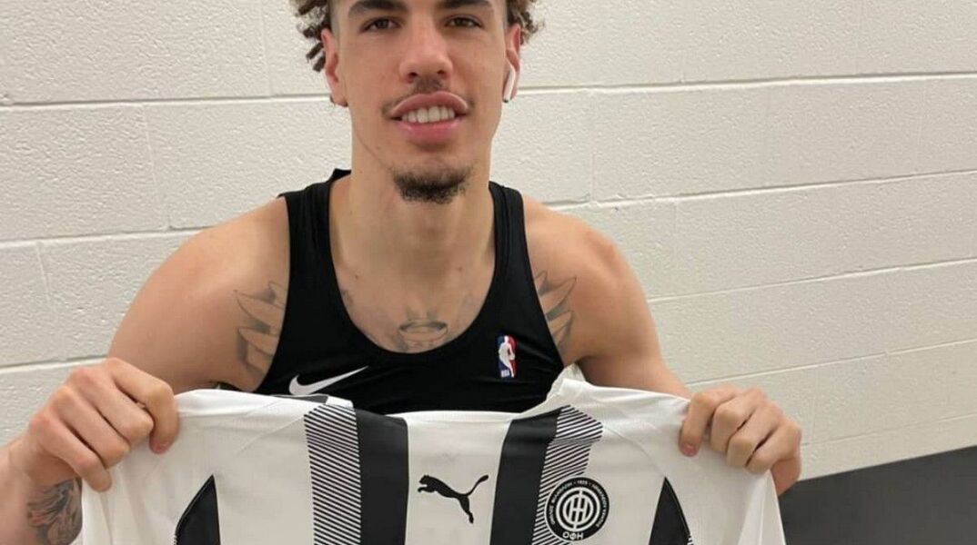 Ο σούπερ σταρ των Χόρνετς ΛαΜέλο Μπολ με φανέλα του ΟΦΗ