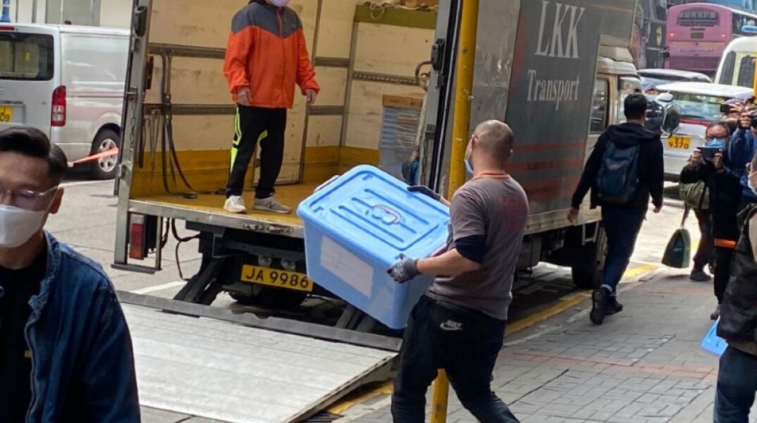 Χονγκ Κονγκ: Ο φιλοδημοκρατικός δημοσιογραφικός οργανισμός Stand News κλείνει ύστερα από έφοδο της αστυνομίας και συλλήψεις