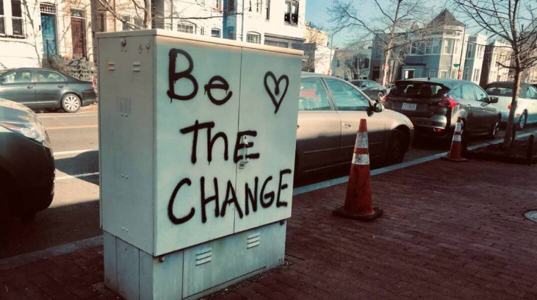 Be the change - Σύνθημα γραμμένο σε ΚΑΦΑΟ