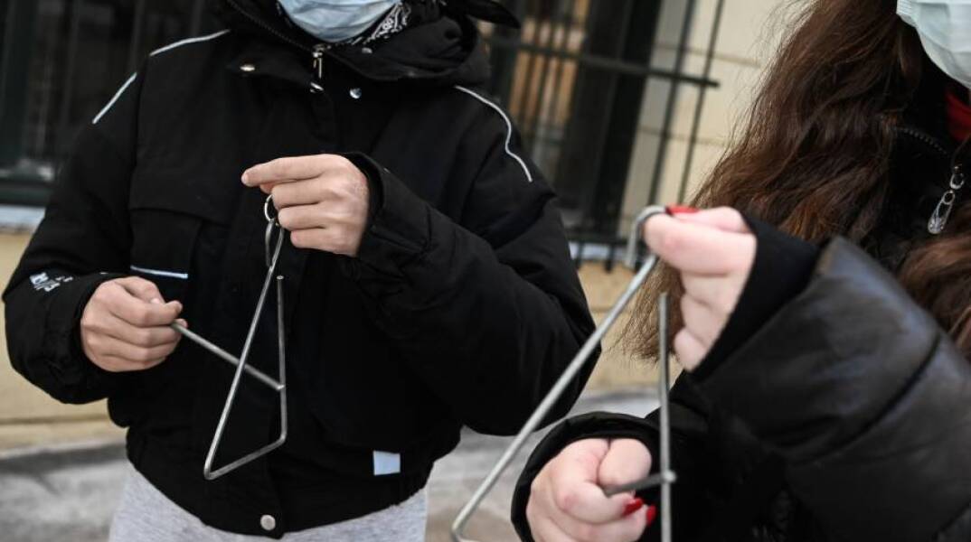 Παιδιά λένε τα κάλαντα σε δρόμο της Αθήνας