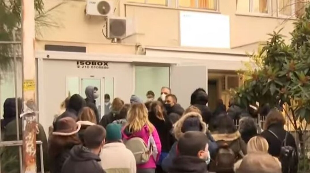 Το Πρωτοχρονιάτικο ρεβεγιόν δημιούργησε ουρές στα φαρμακεία για rapid test