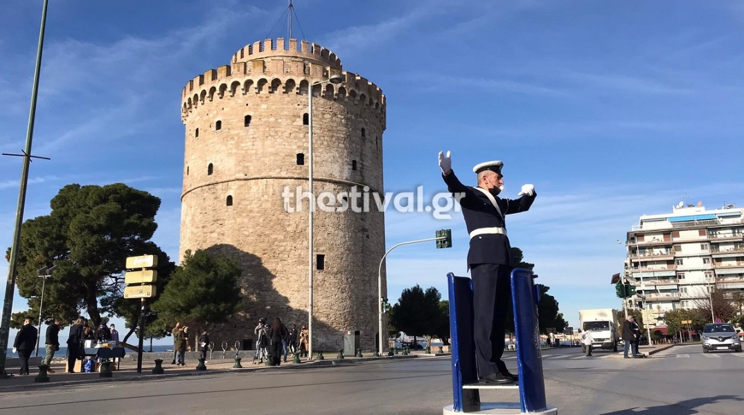 Θεσσαλονίκη: Στο «βαρέλι» επέστρεψε και πάλι φέτος, παραμονή Πρωτοχρονιάς, ο τροχονόμος	
