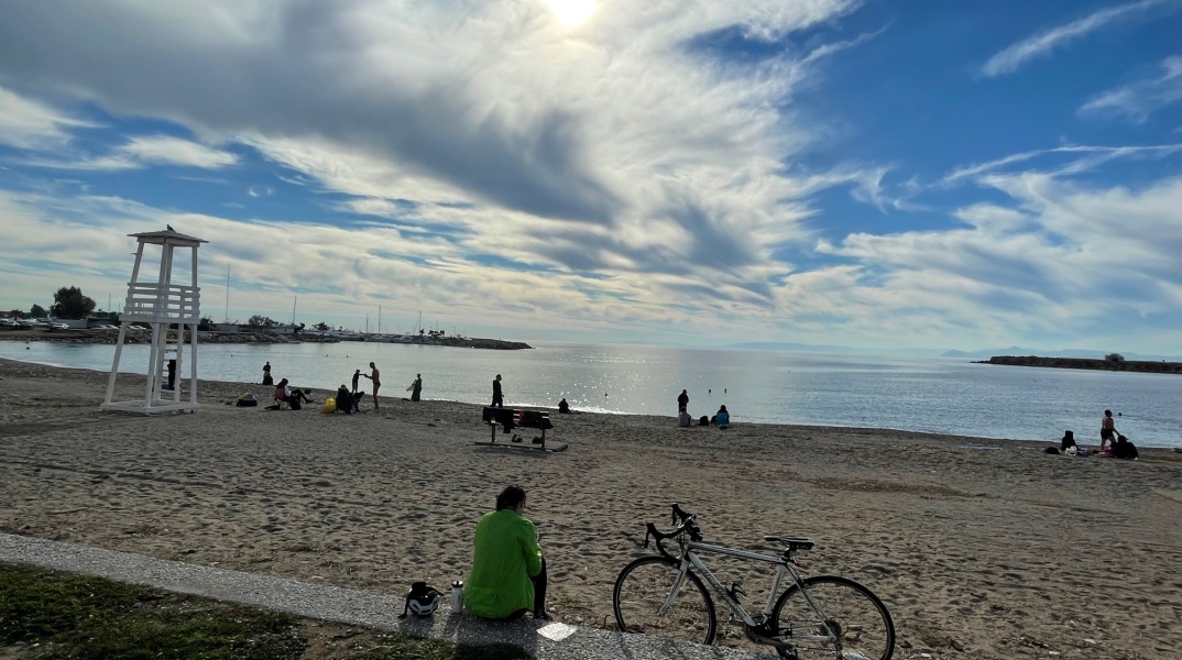 Άνθρωποι σε παραλία της Αθήνας την πρωτοχρονιά