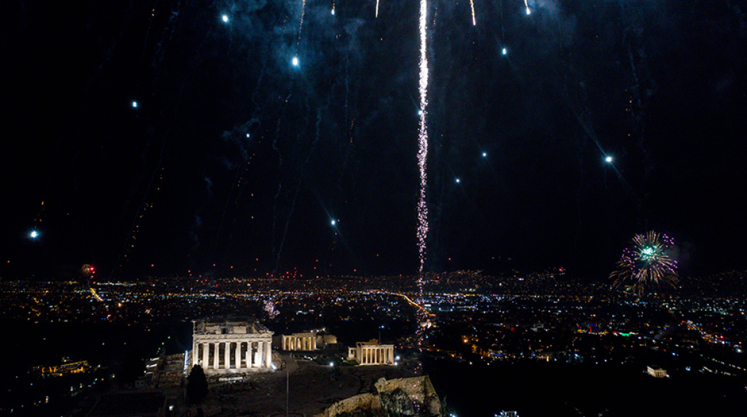 Με ελπίδα και αισιοδοξία υποδέχεται η Ελλάδα το 2022