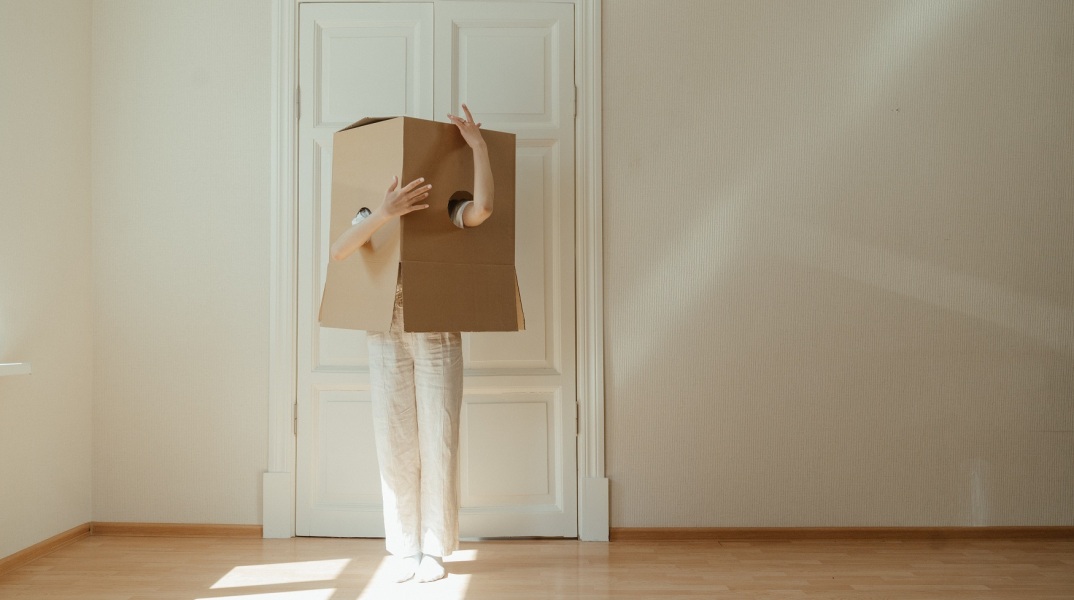 Άνθρωπος που φορά χάρτινη κούτα στο κεφάλι του