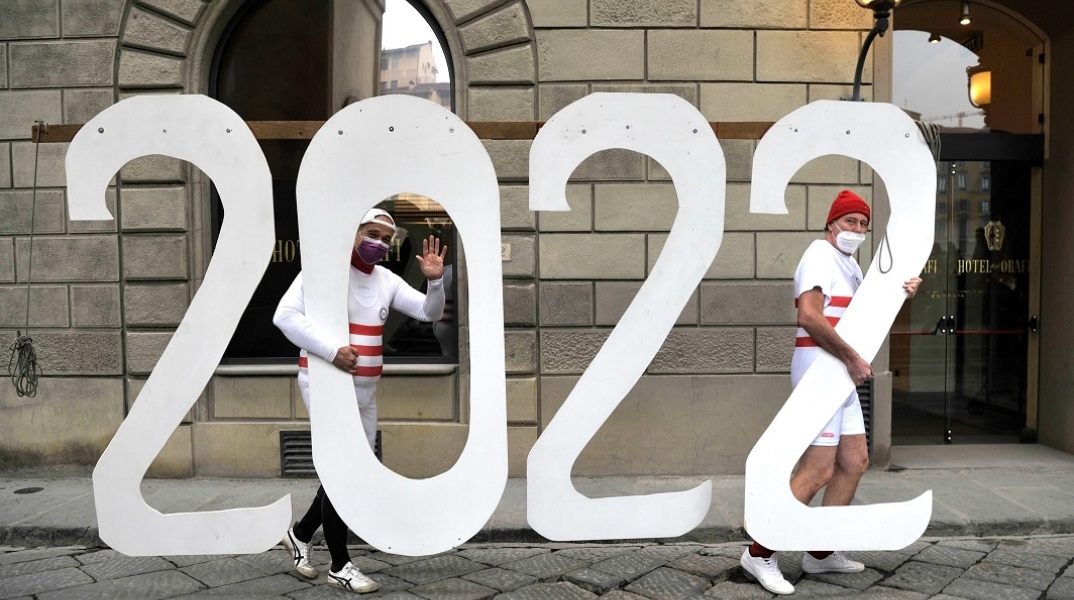 Άνδρες που κουβαλούν κατασκευή για το 2022