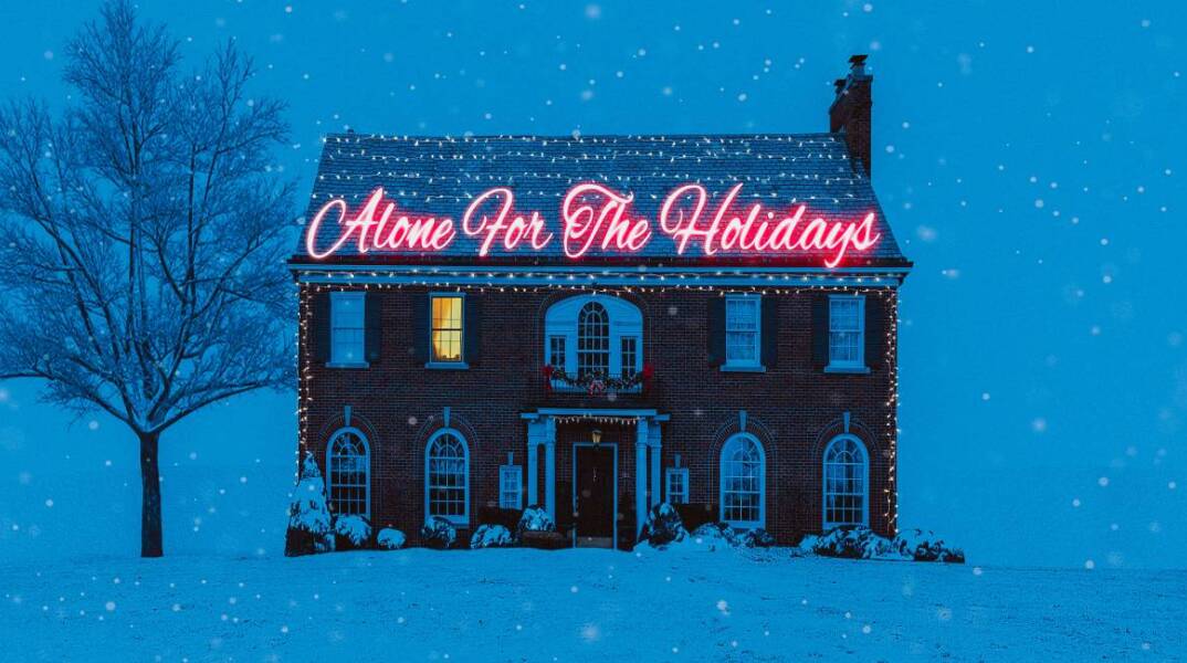 Σπίτι στα χιόνια με neon επιγραφή «Alone for the holidays»