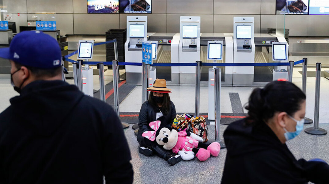 Σε απόγνωση οι επιβάτες στο διεθνές αεροδρόμιο του Λος Άντζελες, καθώς χιλιάδες πτήσεις ακυρώθηκαν λόγω της μετάλλαξης Όμικρον