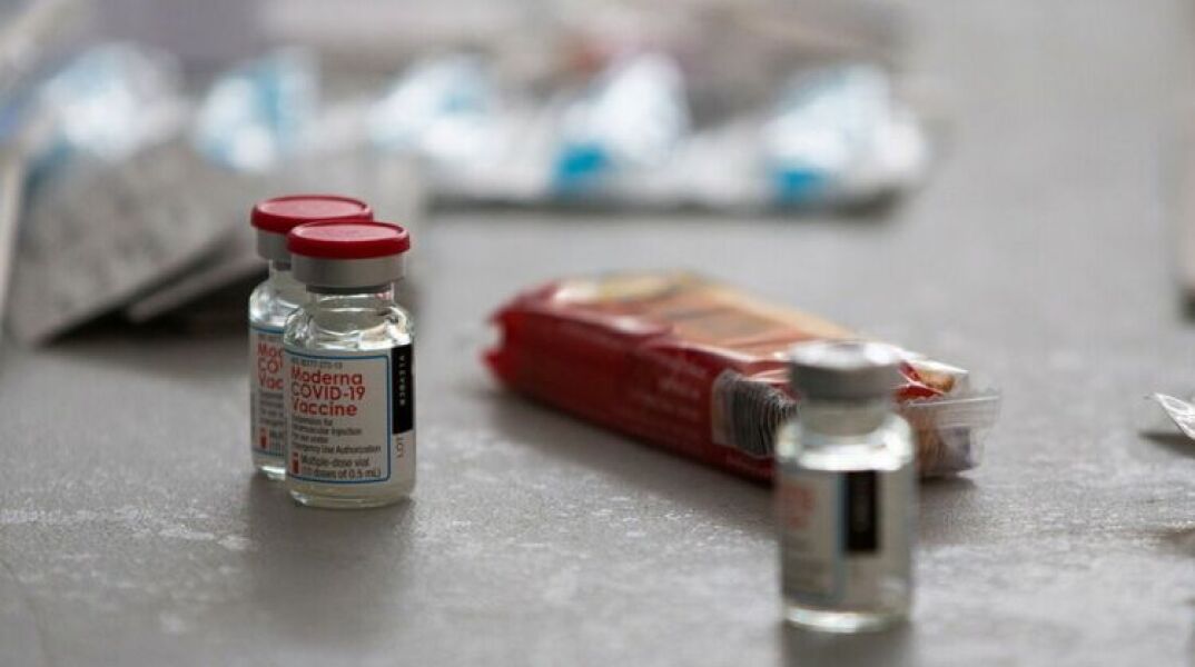 Ομικρον: Η παραλλαγή παρακάμπτει με μεγαλύτερη αποτελεσματικότητα την ανοσία των εμβολιασμένων, ενώ όσοι έχουν λάβει τρίτη δόση έχουν μικρότερες πιθανότητες να μεταδώσουν τον ιό (δανική μελέτη)	