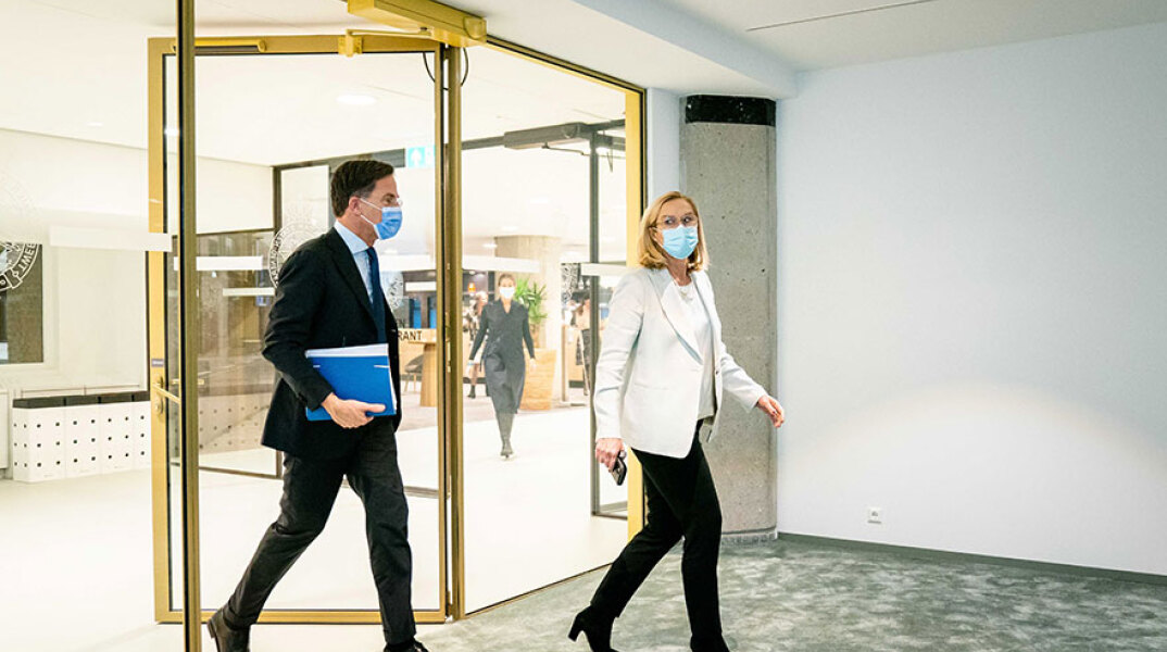 Μαρκ Ρούτε (πρωθυπουργός στην Ολλανδία) με τη νέα υπουργό Οικονομικών Ζίγκριντ Κάαγκ