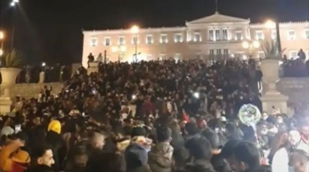 Χιλιάδες Πακιστανοί στο Σύνταγμα για την αλλαγή του χρόνου   