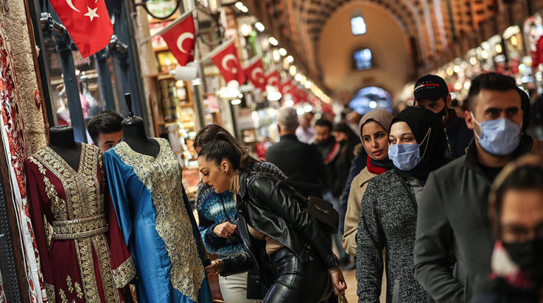 Καταναλωτές σε αγορά στην Κωνσταντινούπολη