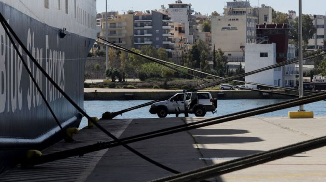 Όχημα του Λιμενικού Σώματος στο λιμάνι του Πειραιά