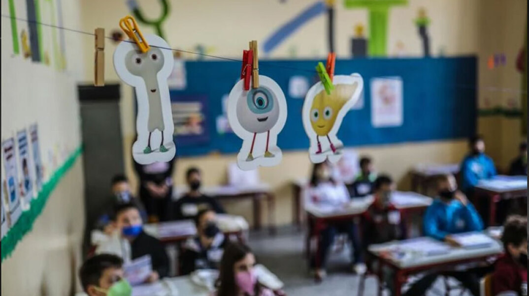 Παιδιά με μάσκα για τον κορωνοϊό σε σχολείο