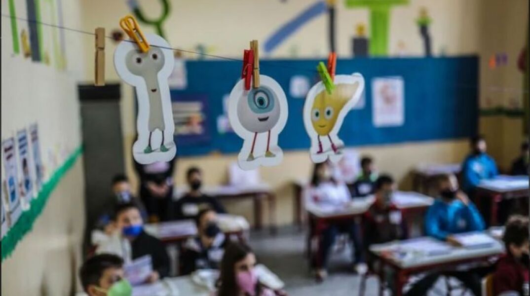 Παιδιά με μάσκα για τον κορωνοϊό σε σχολείο © EUROKINISSI  