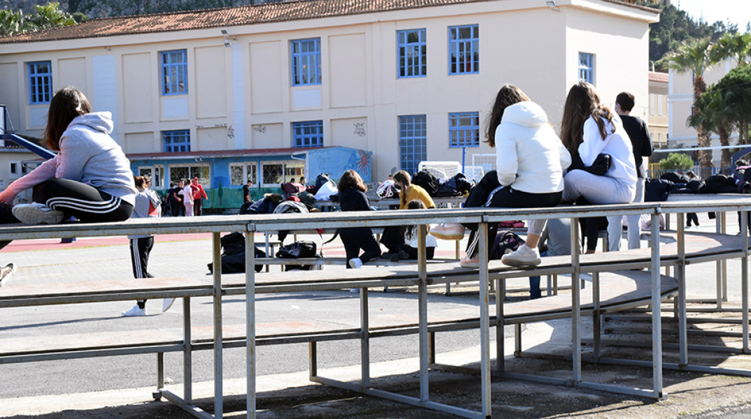 Κορωνοϊός: Διχασμένοι οι ειδικοί για το άνοιγμα των σχολείων