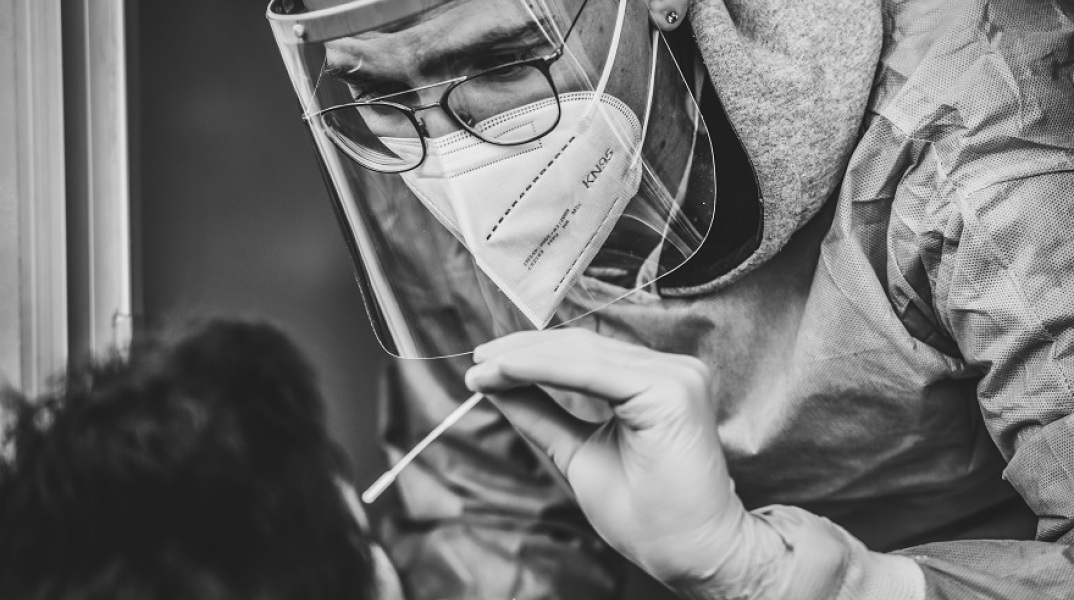 PCR τεστ: Αύριο οι ανακοινώσεις για το πλαφόν στην τιμή τους