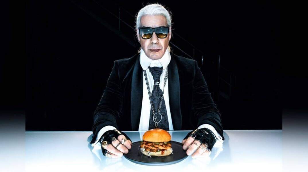 Ο τραγουδιστής των Rammstein, Till Lindemann, ποζάρει ως Karl Lagerfeld σε τηλεοπτική διαφήμιση για vegan burger