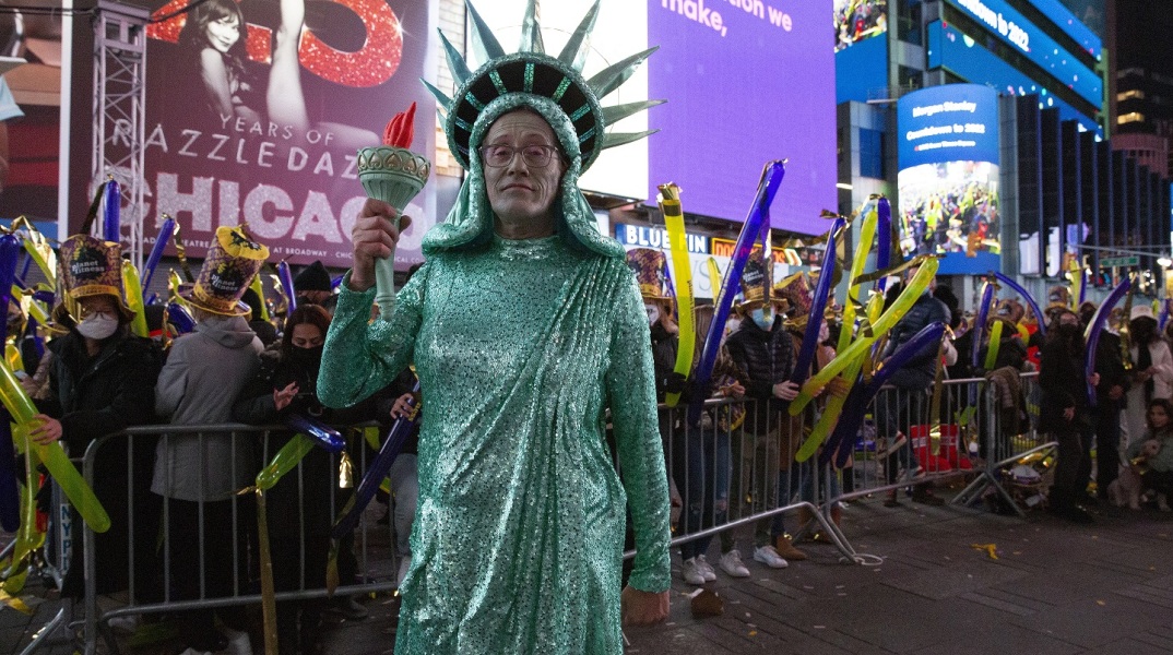 Γυναίκα ντυμένη ως Άγαλμα της Ελευθερίας, την παραμονή της πρωτοχρονιάς του 2022 στη Νέα Υόρκη