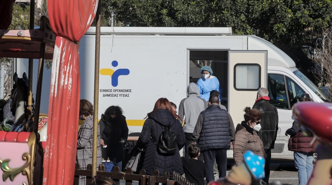 ΚΟΣΜΟΣ ΣΕ ΑΝΑΜΟΝΗ ΓΙΑ ΔΩΡΕΑΝ RAPID TEST ΑΠΟ ΤΟΝ ΕΟΔΥ ΣΤΗ ΠΛΑΤΕΙΑ ΝΕΑΣ ΣΜΥΡΝΗΣ (ΓΙΑΝΝΗΣ ΠΑΝΑΓΟΠΟΥΛΟΣ / EUROKINISSI)