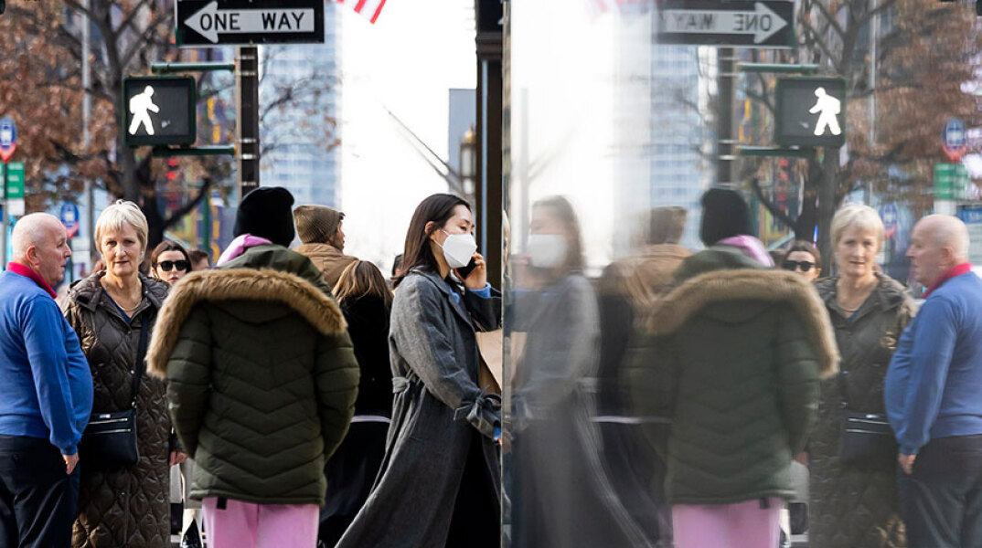 Κόσμος με μάσκα για κορωνοϊό στη Νέα Υόρκη