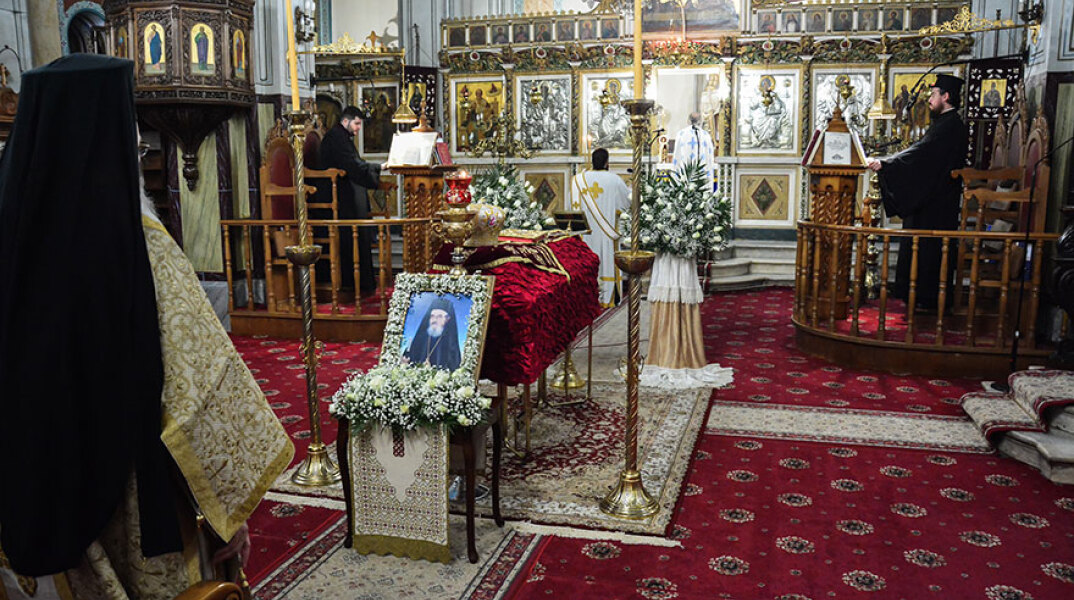 Η εξόδιος ακολουθία του μητροπολίτη Αιτωλίας Κοσμά