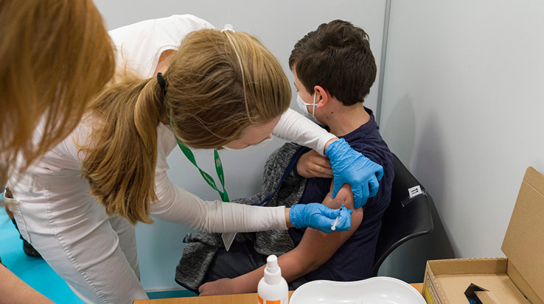 Γερμανία: Εμβολίασαν παιδιά με δόση για ενηλίκους
