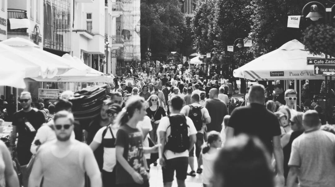 Κόσμος που περπατάει