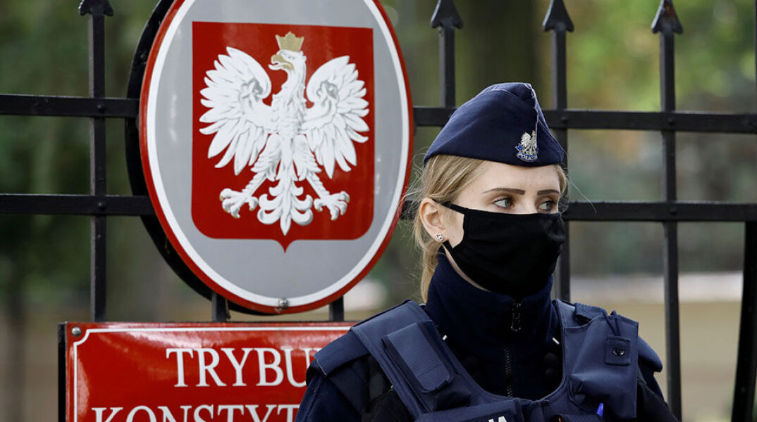 Πολωνία: Φυγάς εδώ και 20 χρόνια, ένας δολοφόνος συνελήφθη επειδή... δεν φόραγε μάσκα	
