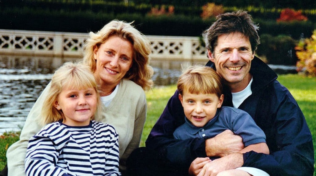 Ο Τεντ Άμον, η γυναίκα του Τζενερόζα και τα δίδυμα παιδιά που είχαν υιοθετήσει. 