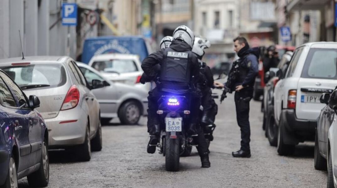 «Χτυπά» την ΕΛΑΣ η Όμικρον: Πάνω από 1.700 ενεργά κρούσματα