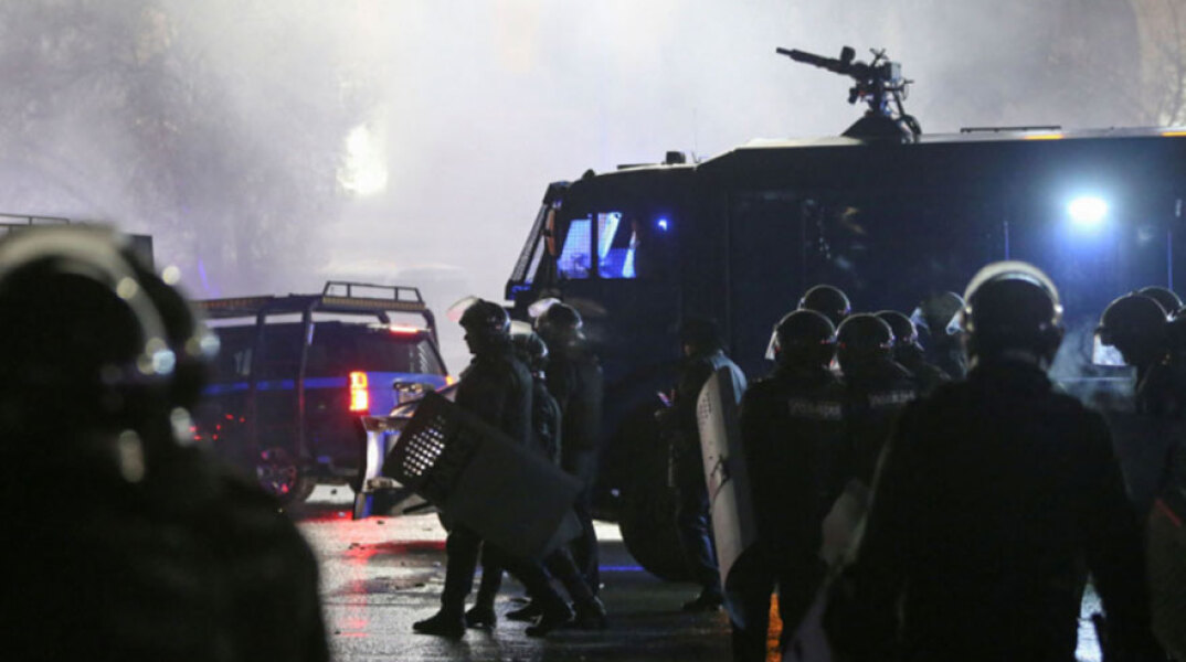 Επεισόδια στο Καζακστάν ανάμεσα σε αστυνομικούς και διαδηλωτές για τις τιμές στο φυσικό αέριο