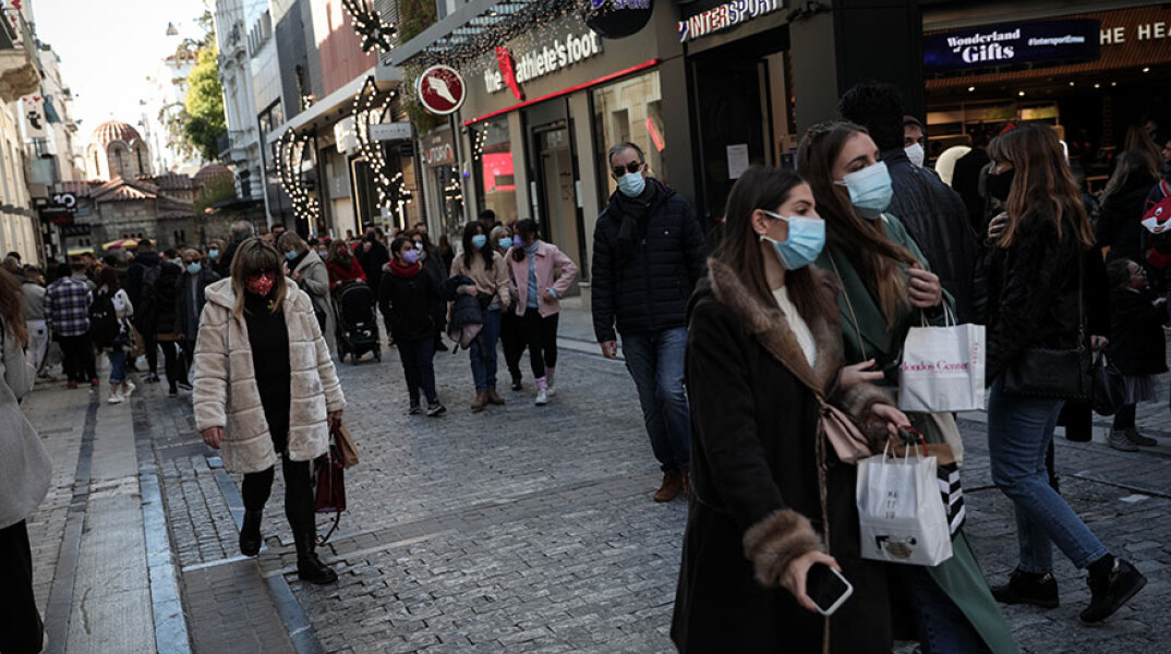 Κόσμος με μάσκα για κορωνοϊό στην Ερμού